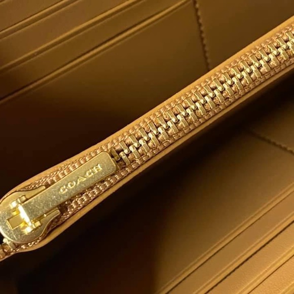 💰SOLD - 76273 - Coach Zip Wallet with Quilting - Picture 7 of 8